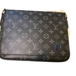 LV MESSENGER BAG